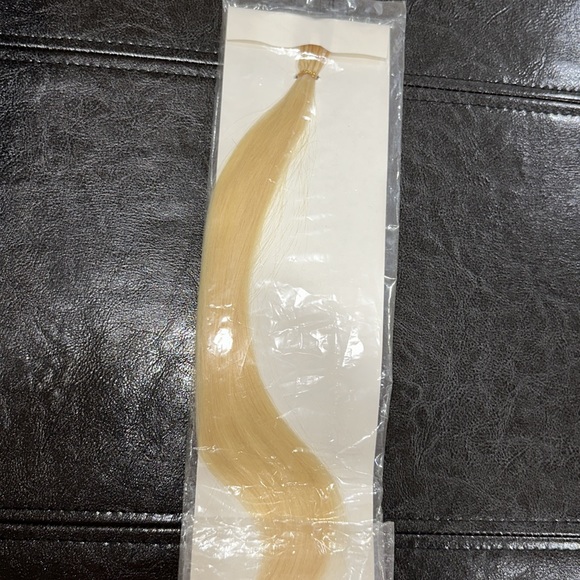 Blonde 21” glue in human hair extensions - Picture 4 of 4